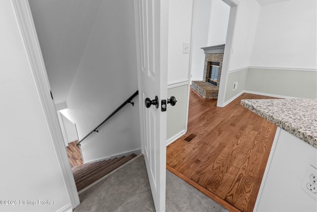 4703 Oak Pointe Dr, Louisville, KY 40245
