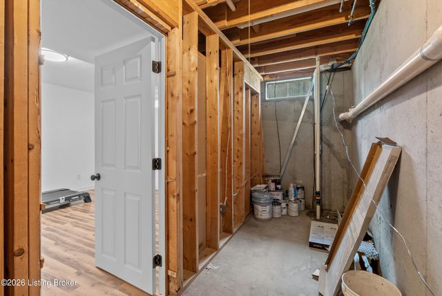 4703 Oak Pointe Dr, Louisville, KY 40245