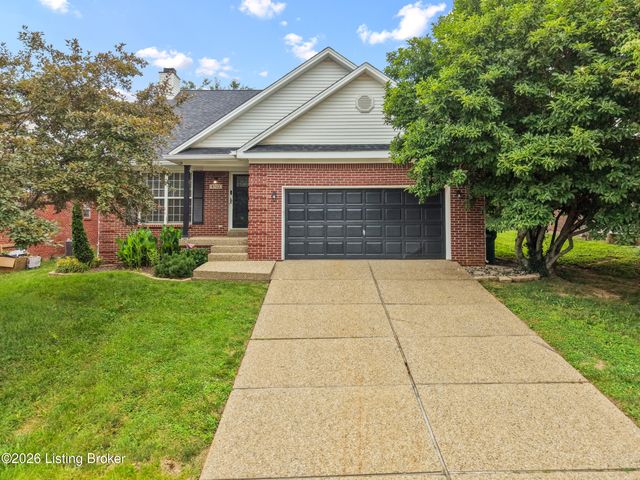 4703 Oak Pointe Dr, Louisville, KY 40245