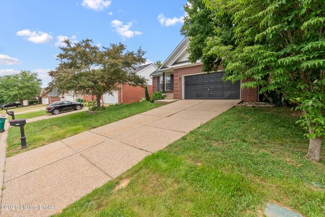 4703 Oak Pointe Dr, Louisville, KY 40245