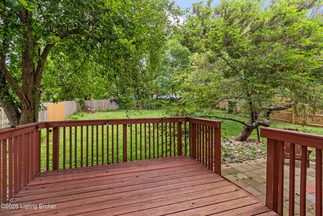 4703 Oak Pointe Dr, Louisville, KY 40245
