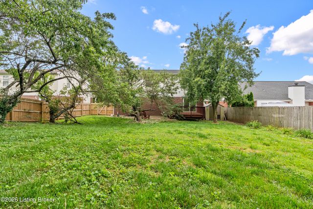 4703 Oak Pointe Dr, Louisville, KY 40245