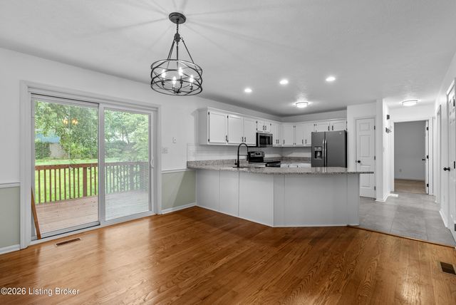 4703 Oak Pointe Dr, Louisville, KY 40245