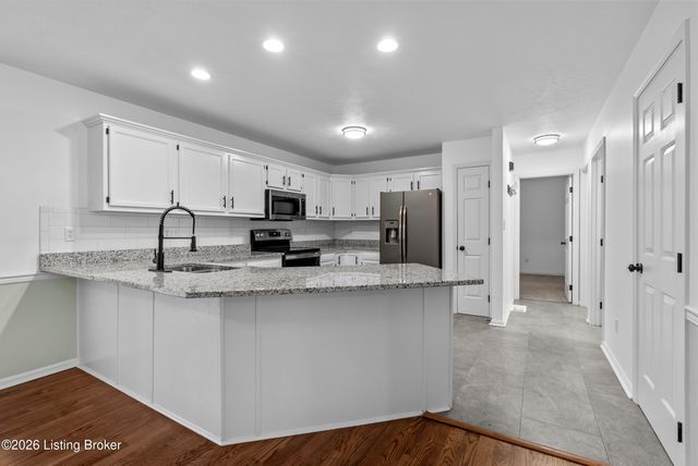 4703 Oak Pointe Dr, Louisville, KY 40245