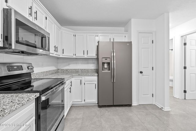 4703 Oak Pointe Dr, Louisville, KY 40245