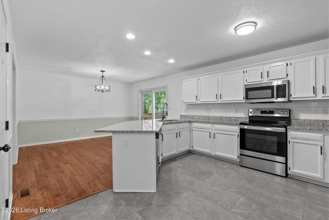 4703 Oak Pointe Dr, Louisville, KY 40245