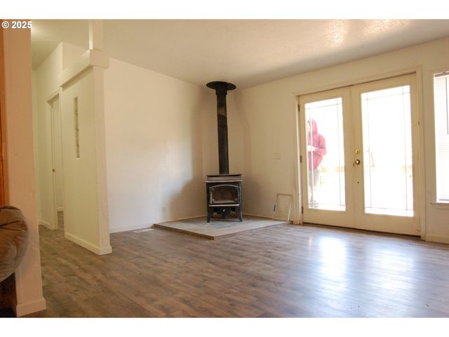 49545 MCKENZIE Hwy, Vida, OR 97488