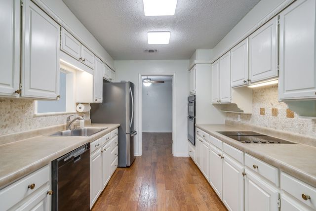 8520 Marys Creek Drive, Benbrook, TX 76116