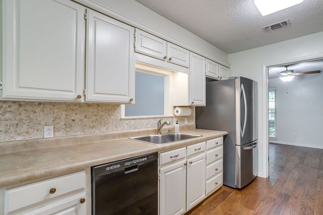 8520 Marys Creek Drive, Benbrook, TX 76116