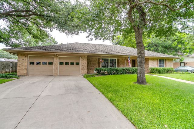 8520 Marys Creek Drive, Benbrook, TX 76116