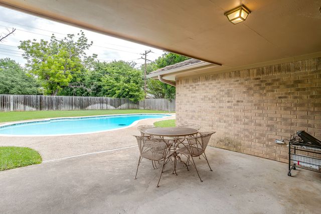 8520 Marys Creek Drive, Benbrook, TX 76116