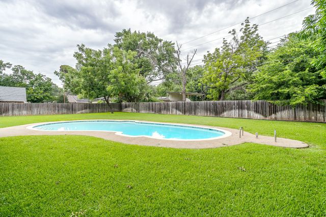 8520 Marys Creek Drive, Benbrook, TX 76116