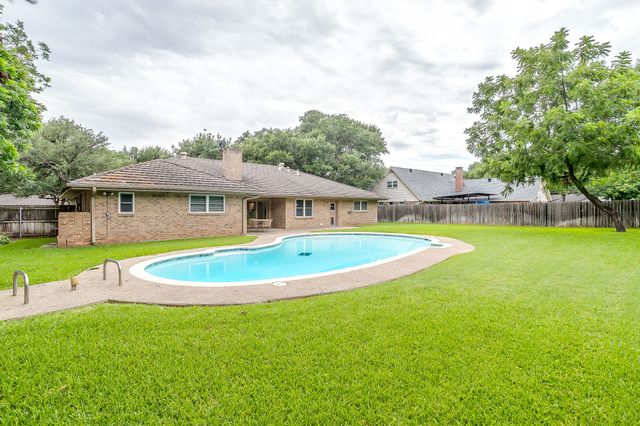 8520 Marys Creek Drive, Benbrook, TX 76116