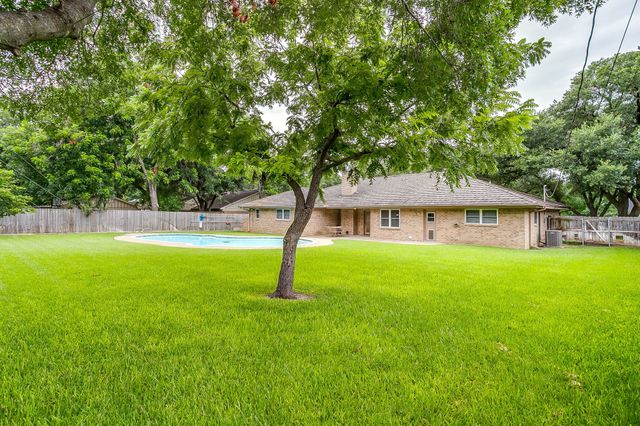 8520 Marys Creek Drive, Benbrook, TX 76116