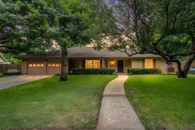 8520 Marys Creek Drive, Benbrook, TX 76116