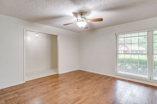 8520 Marys Creek Drive, Benbrook, TX 76116