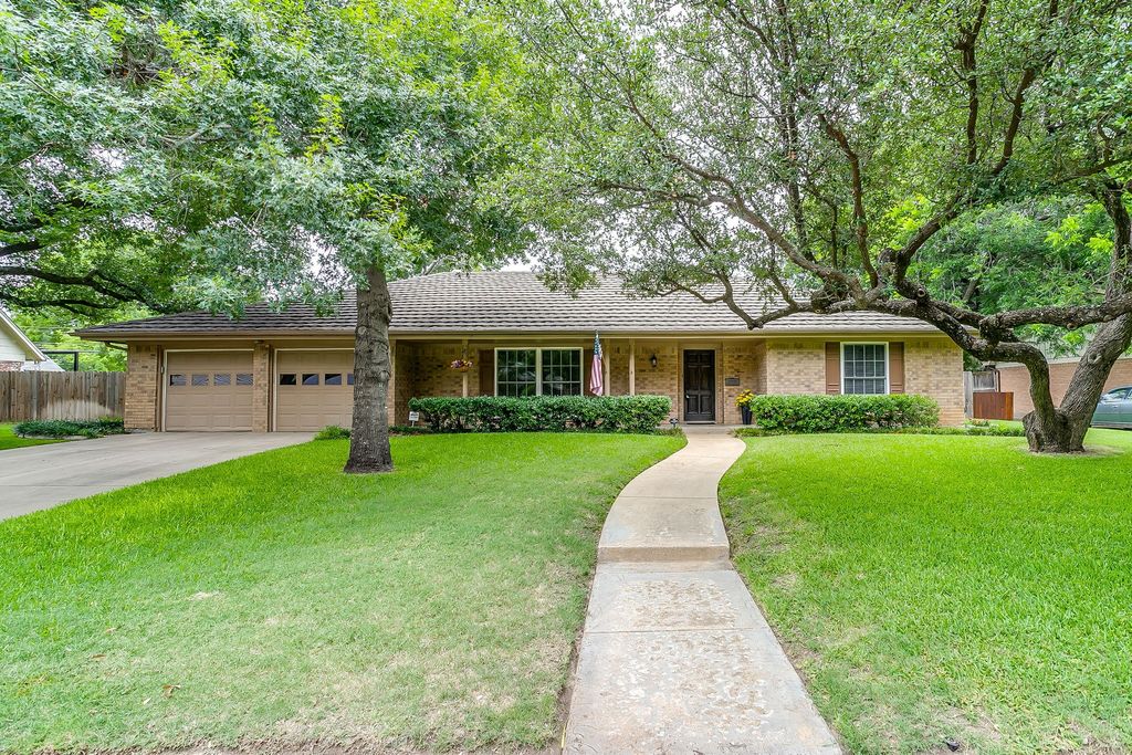 8520 Marys Creek Drive, Benbrook, TX 76116