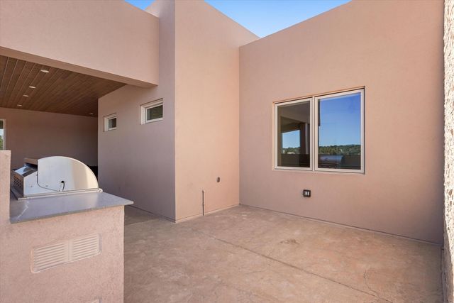 2 Calle Ventoso W, Santa Fe, NM 87506