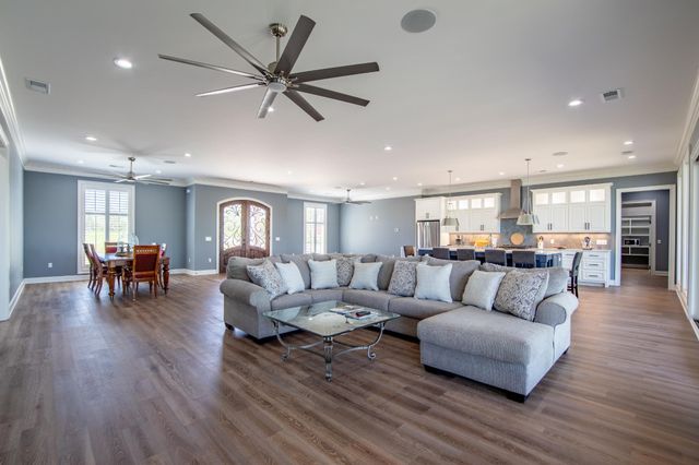 650 W PILLOW ST, Clifton, TN 38425