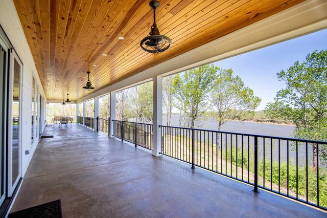 650 W PILLOW ST, Clifton, TN 38425