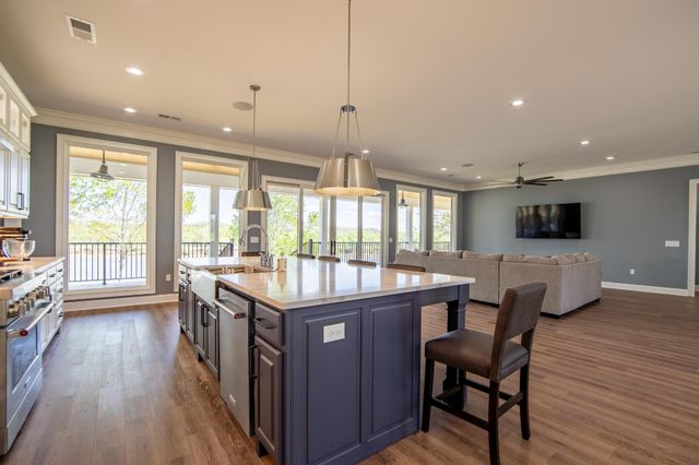 650 W PILLOW ST, Clifton, TN 38425