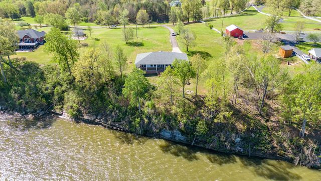 650 W PILLOW ST, Clifton, TN 38425