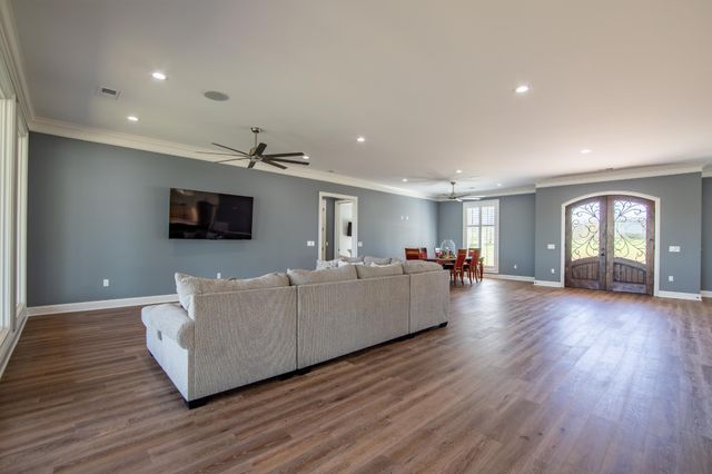 650 W PILLOW ST, Clifton, TN 38425