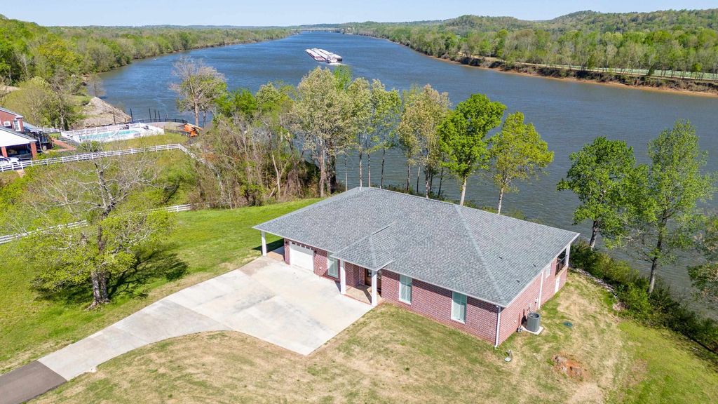 650 W PILLOW ST, Clifton, TN 38425
