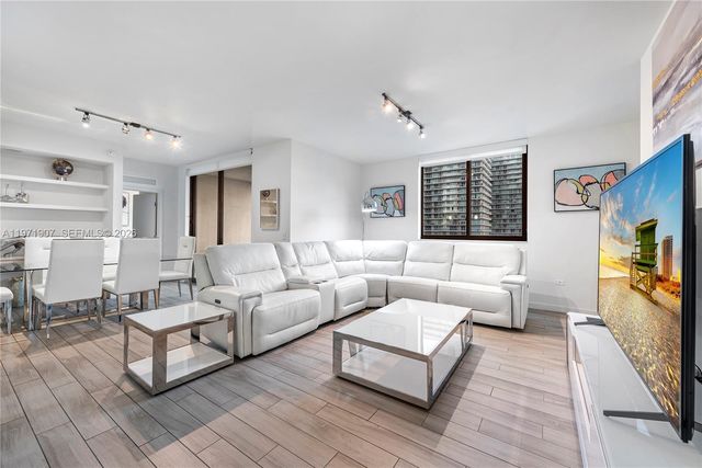 999 SW 1st Ave 2204, Miami, FL 33130