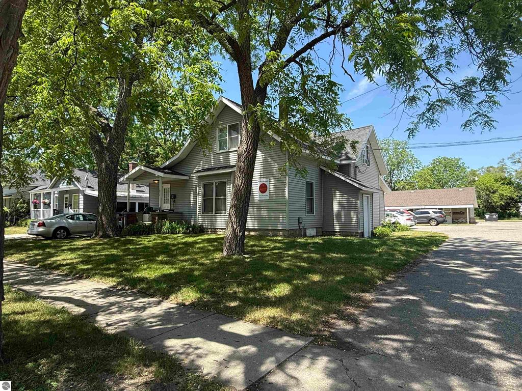 Image 11 of property listing at 1019 E Broadway Street, Mt Pleasant, MI 48858