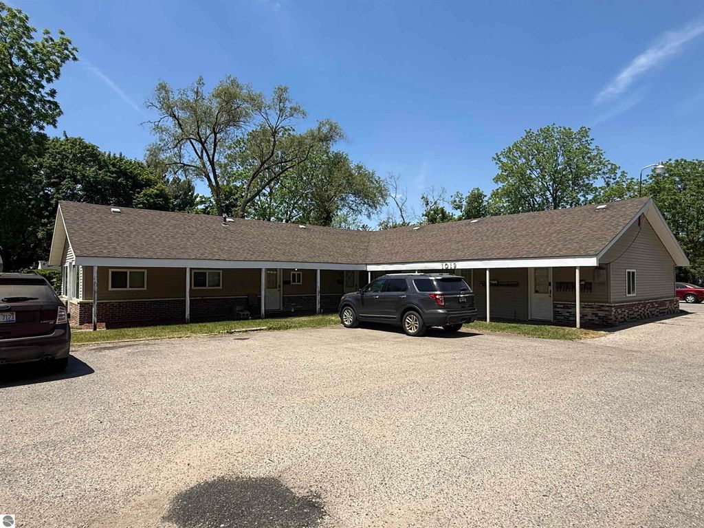 Image 2 of property listing at 1019 E Broadway Street, Mt Pleasant, MI 48858