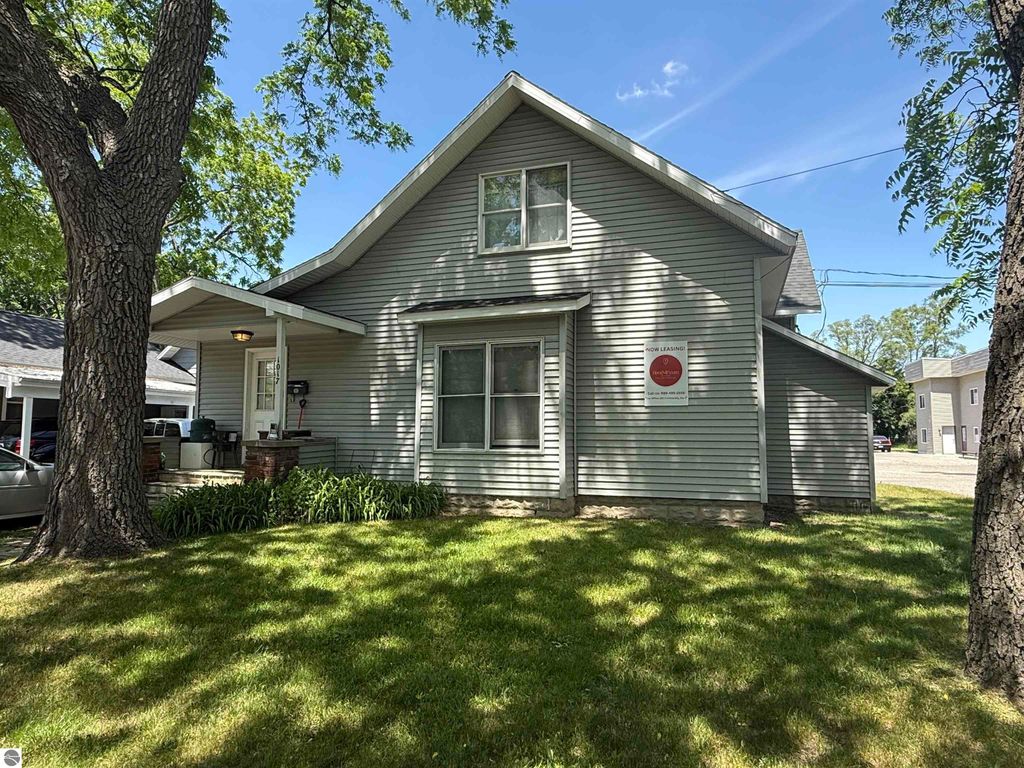 Image 3 of property listing at 1019 E Broadway Street, Mt Pleasant, MI 48858