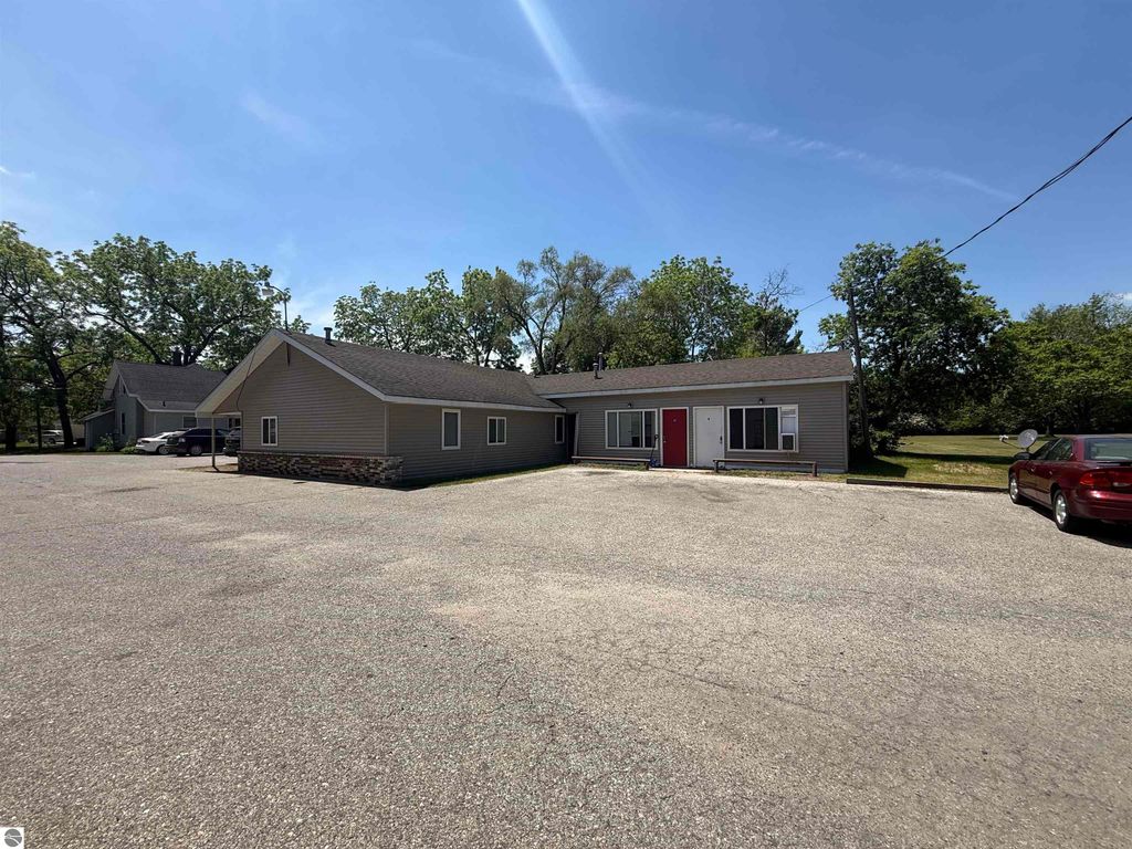 Image 4 of property listing at 1019 E Broadway Street, Mt Pleasant, MI 48858