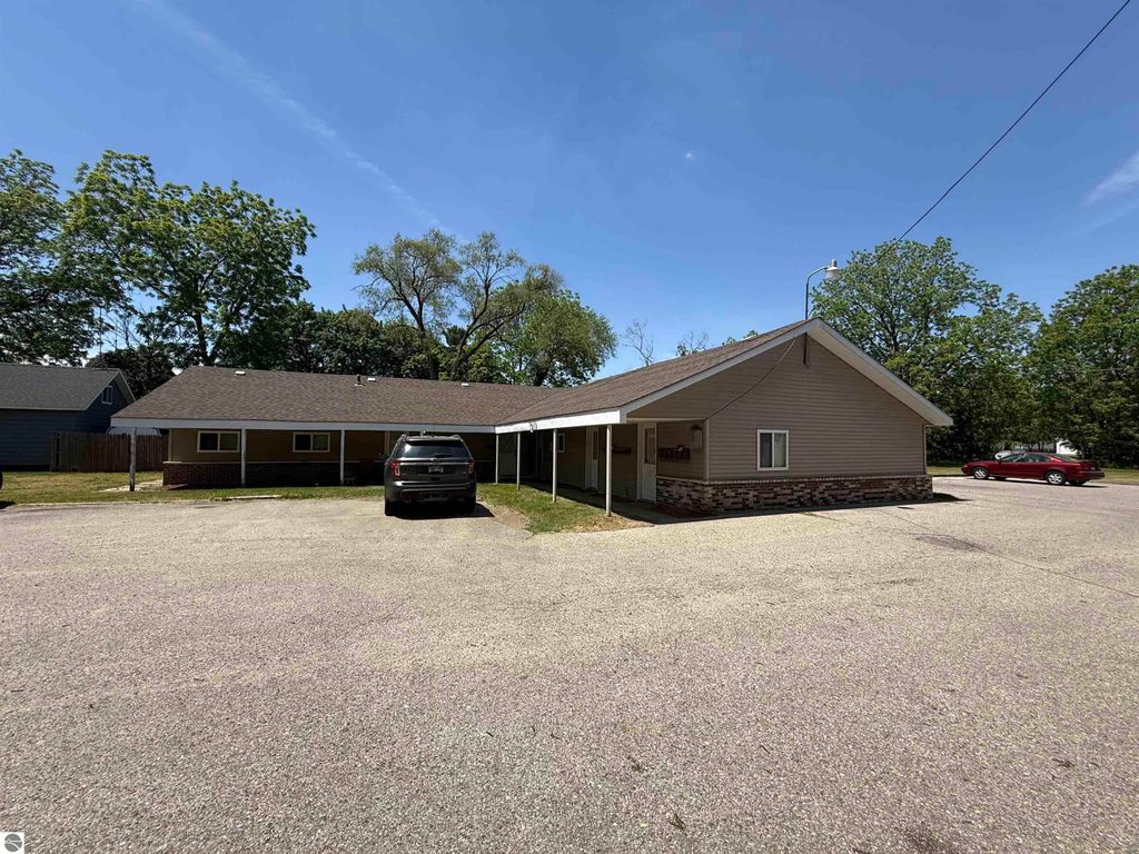 Image 5 of property listing at 1019 E Broadway Street, Mt Pleasant, MI 48858