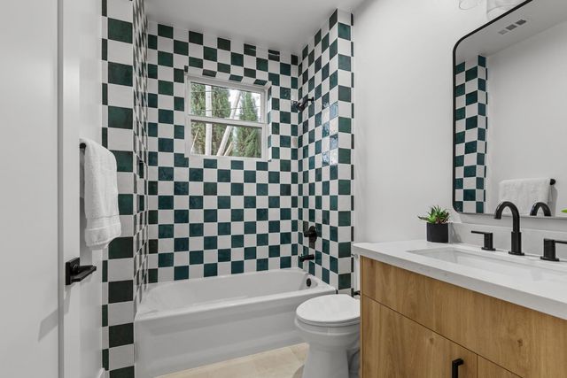 2821 Democracy Aly, Sacramento, CA 95816