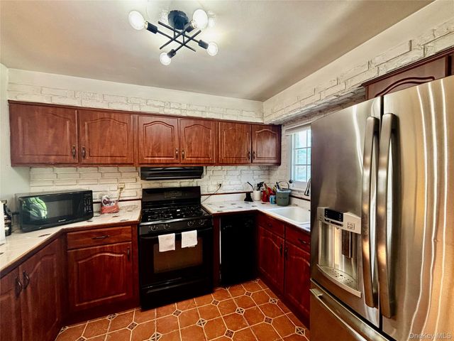 254-40 Craft Avenue 2nd Fl, Rosedale, NY 11422