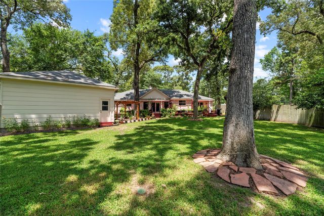 281 Ridgewood Drive, Magnolia, TX 77355