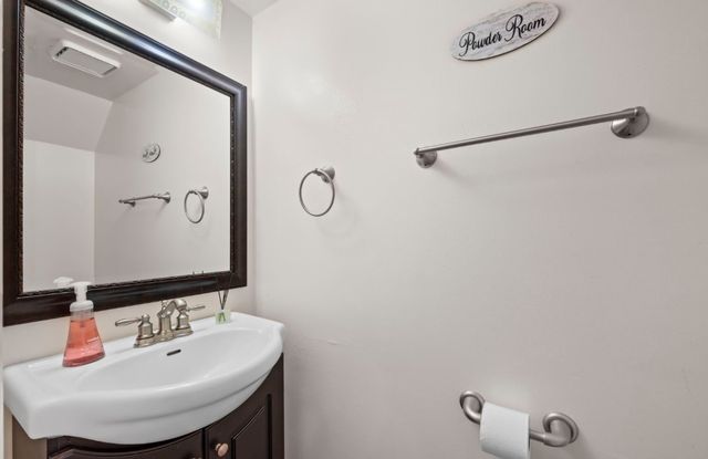 2651 Country Oaks Court, Aurora, IL 60502
