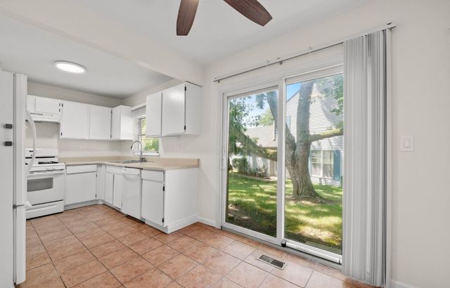 2651 Country Oaks Court, Aurora, IL 60502