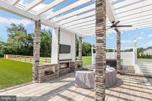 215 SADDLE RIDGE LN, Fredericksburg, VA 22406