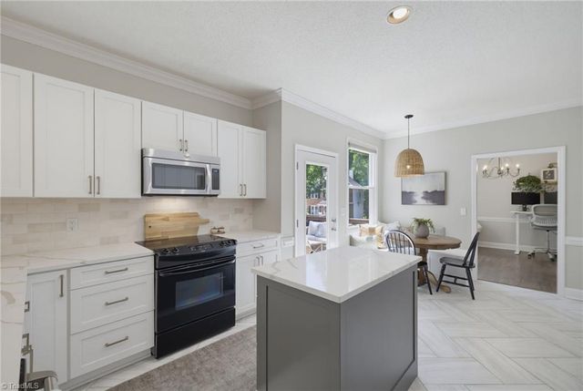 6101 Glenridge Court, Kernersville, NC 27284