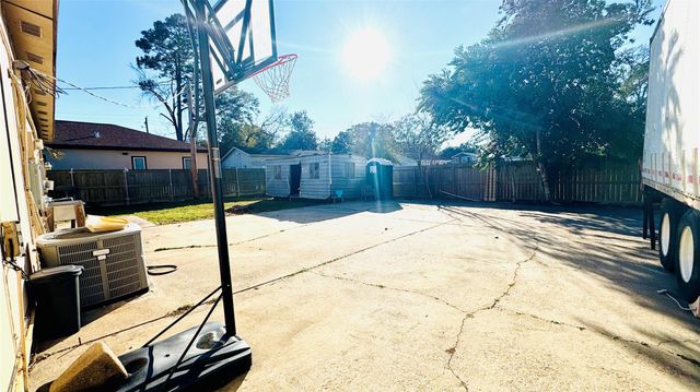 811 N Travis Street, Liberty, TX 77575