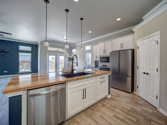 8205 Yosemite Dr, Corpus Christi, TX 78414