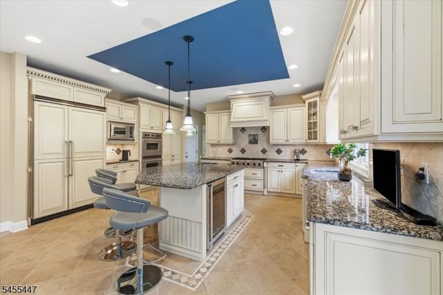 4 Centennial Ct, Totowa Boro, NJ 07512