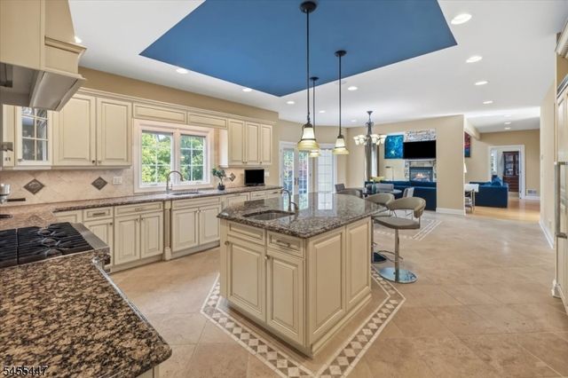 4 Centennial Ct, Totowa Boro, NJ 07512