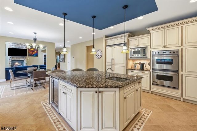 4 Centennial Ct, Totowa Boro, NJ 07512