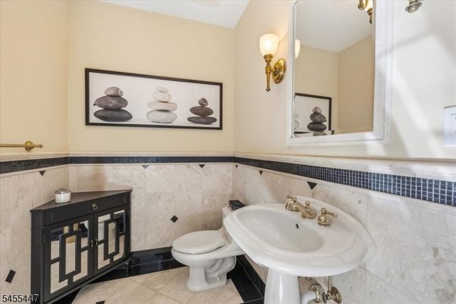 4 Centennial Ct, Totowa Boro, NJ 07512