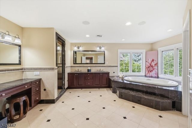 4 Centennial Ct, Totowa Boro, NJ 07512