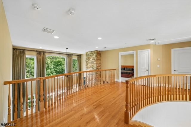 4 Centennial Ct, Totowa Boro, NJ 07512
