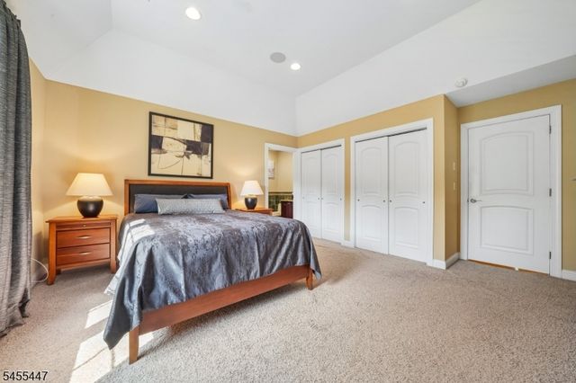 4 Centennial Ct, Totowa Boro, NJ 07512